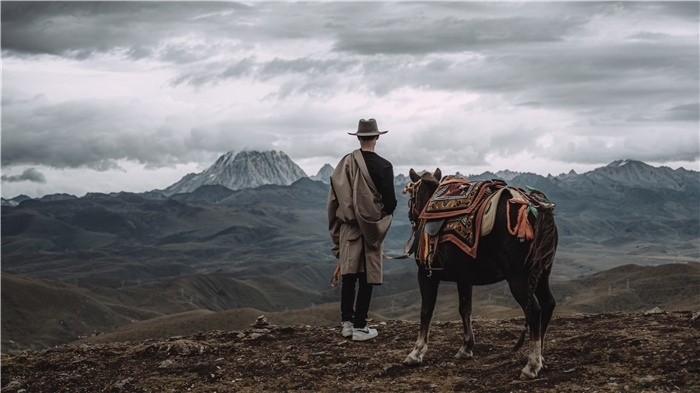 在康定八郎生都星空營地，村里的青年丹真德勒牽馬注視世代生活的家園。八郎村提供