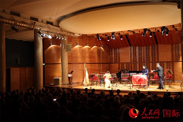 中國歌劇舞劇院的音樂家表演京劇曲牌《夜深沉》。人民網(wǎng)記者 禹麗敏攝