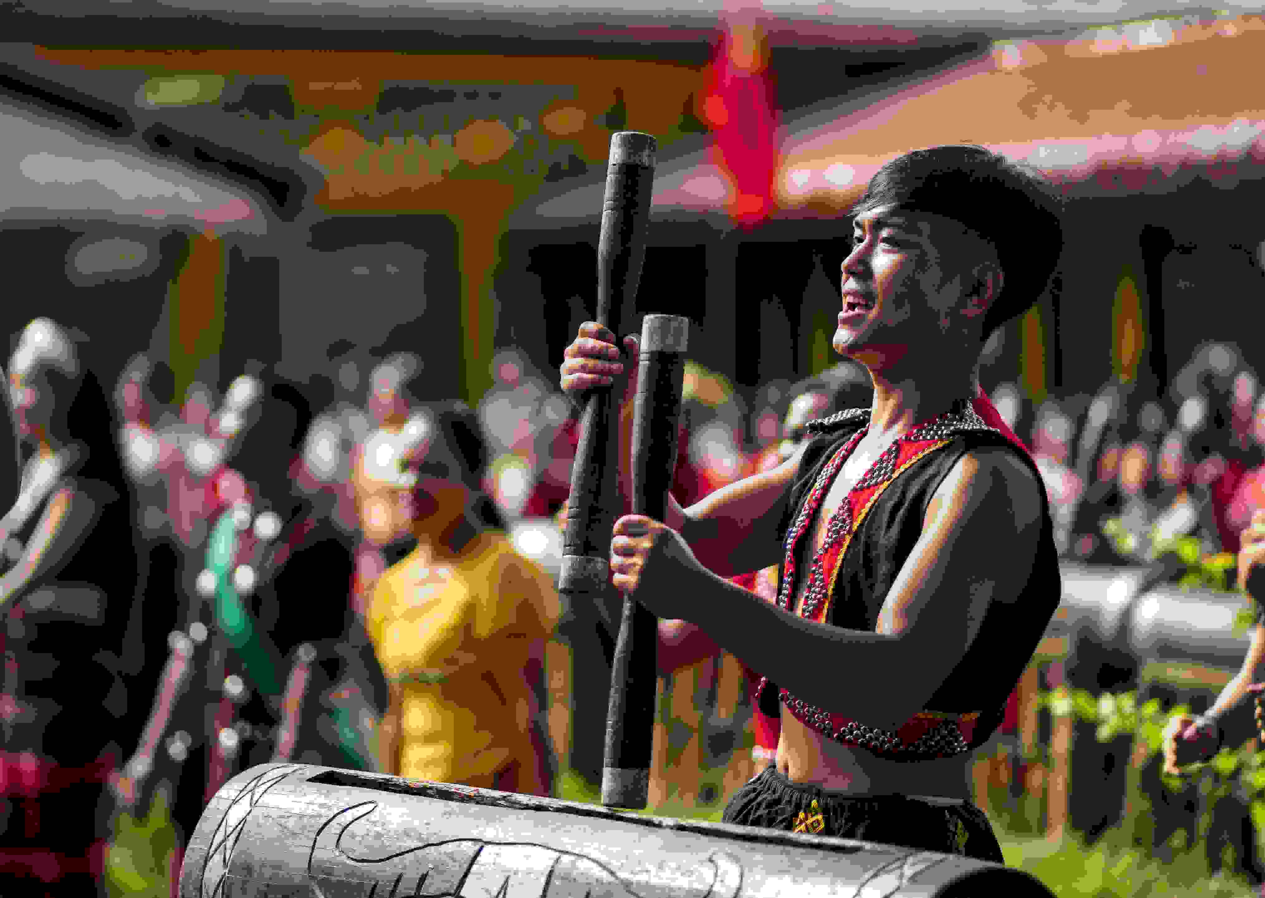 云南省滄源縣班洪鄉(xiāng)班洪村的佤族群眾唱響《阿佤人民唱新歌》（2021年8月20日攝）。