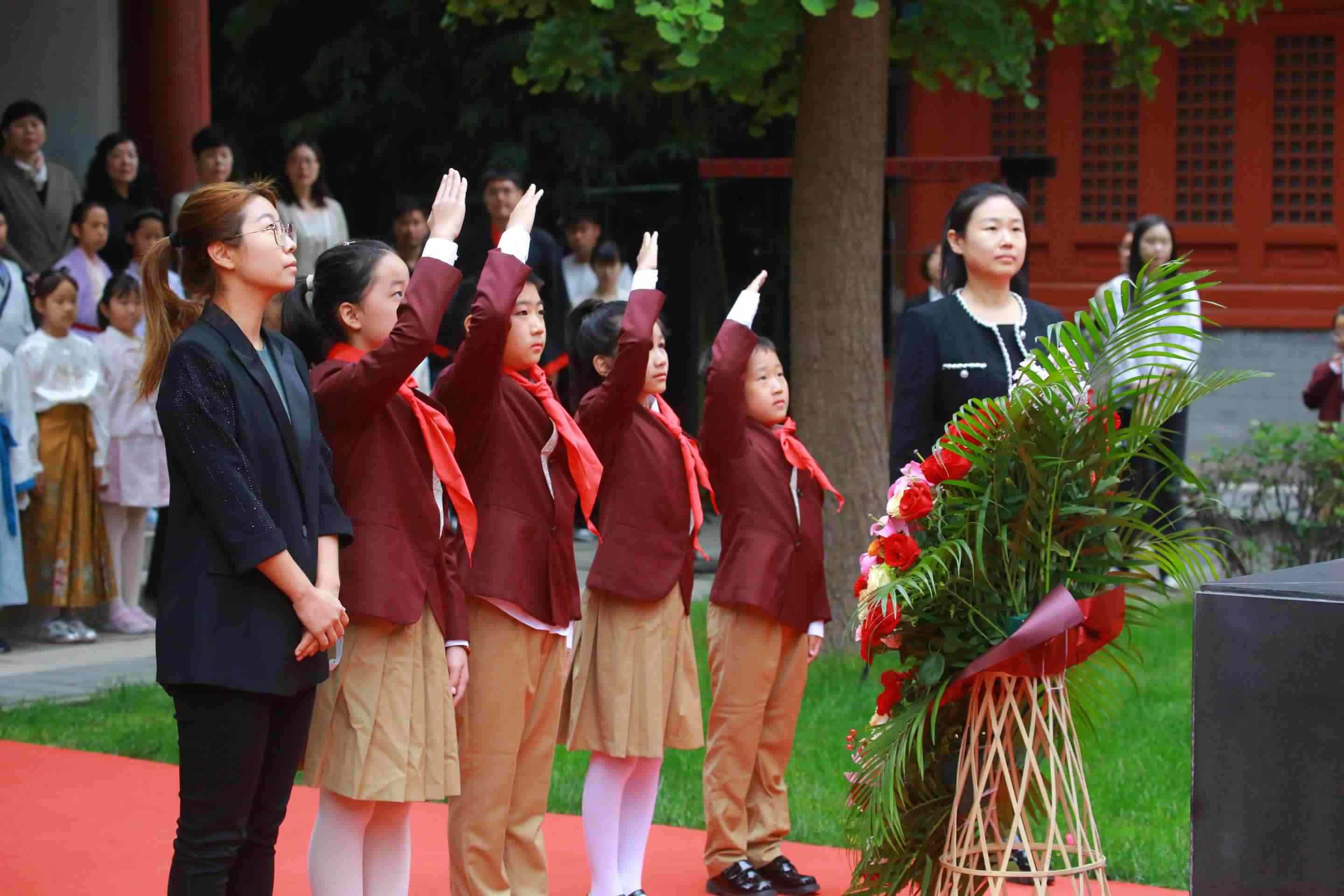 少先隊(duì)員敬獻(xiàn)花籃。校方供圖