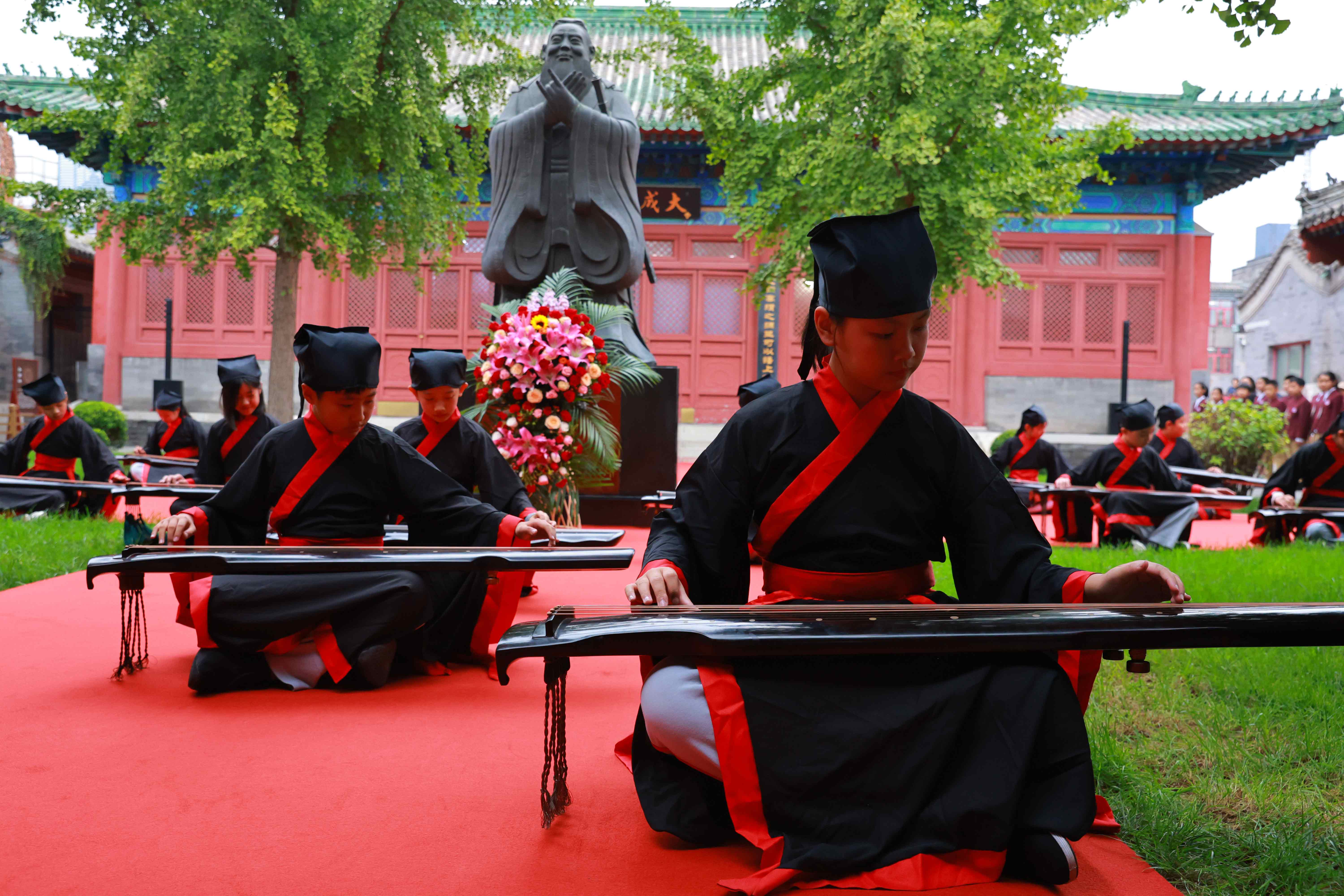 古琴表演《至圣先師孔子歌》。校方供圖