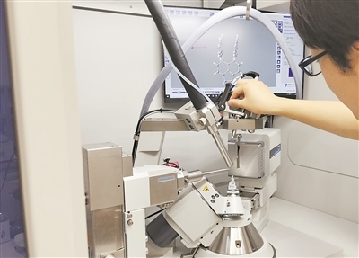 科研人員使用X射線衍射儀研究σ鍵。圖片來(lái)源：日本北海道大學(xué)