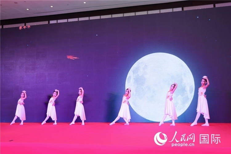 中國(guó)青少年歌舞表演。人民網(wǎng)記者任皓宇攝