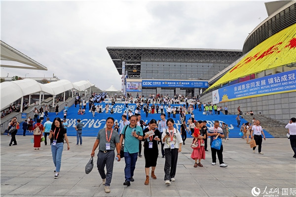第二十一屆東博會展館外，參觀者步行離場。人民網(wǎng)記者趙益普攝