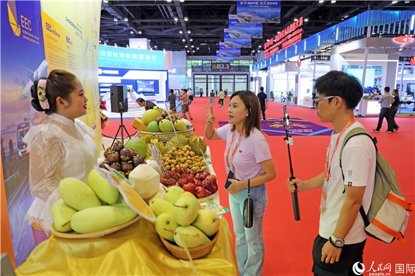 在東博會泰國展區(qū)，參觀者在向泰方工作人員了解泰國水果情況。人民網(wǎng)記者趙益普攝