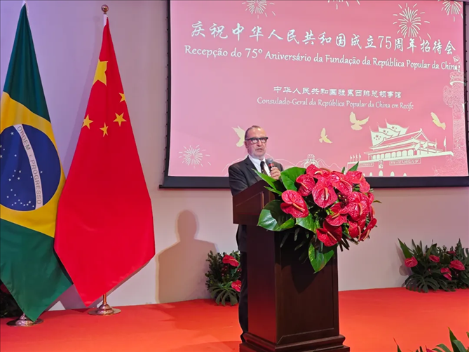 巴西外交部駐東北部地區(qū)辦公室主任德寶拉大使在招待會(huì)上致辭。 中國(guó)駐累西腓總領(lǐng)館供圖