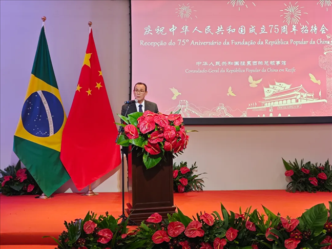 塞爾希培州州長(zhǎng)代表、副州長(zhǎng)索布拉爾在招待會(huì)上致辭。 中國(guó)駐累西腓總領(lǐng)館供圖