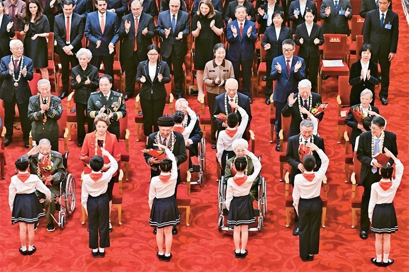 2024年9月29日，中華人民共和國國家勛章和國家榮譽稱號頒授儀式在北京人民大會堂隆重舉行。圖為少先隊員向國家勛章和國家榮譽稱號獲得者敬禮致意。 新華社記者 岳月偉/攝