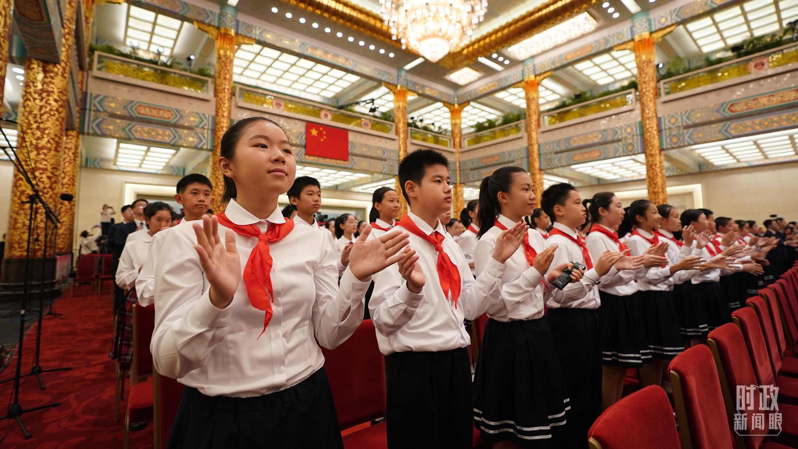 頒授儀式現(xiàn)場(chǎng)的少先隊(duì)員。（總臺(tái)記者李晉拍攝）