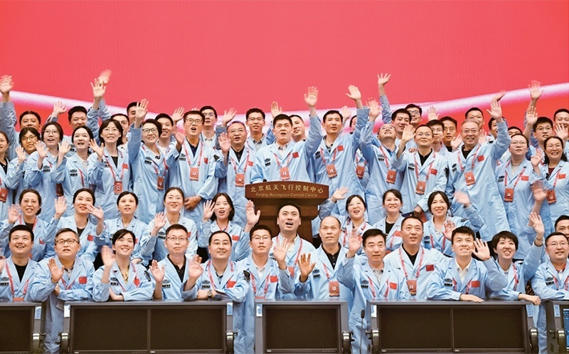 嫦娥六號完成了人類歷史上首次月球背面采樣，突破了多項關(guān)鍵技術(shù)，是我國建設(shè)航天強國、科技強國取得的又一標志性成果，是我國探月工程的重要里程碑。圖為2024年6月25日，嫦娥六號任務(wù)圓滿成功后，工作人員在北京航天飛行控制中心合影。 新華社記者 金良快/攝