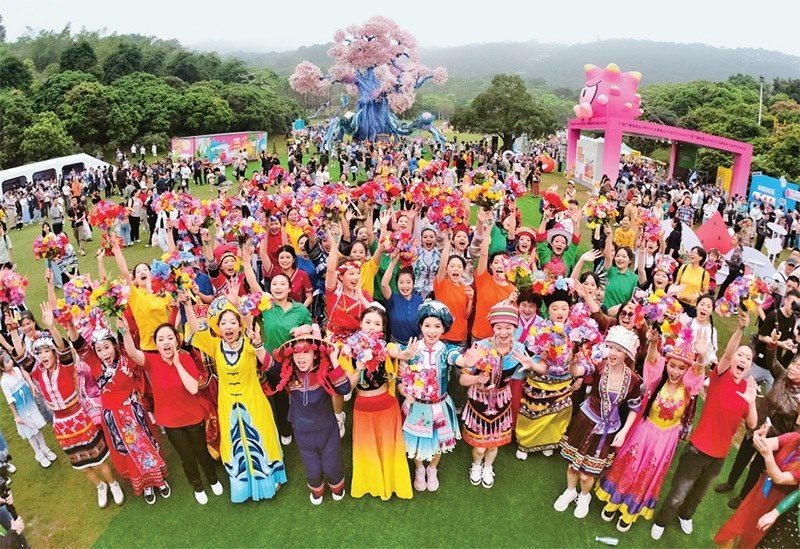 自2014年起，廣西持續(xù)舉辦“廣西三月三·八桂嘉年華”活動，各地民族民俗活動次第登臺，精彩紛呈，這個傳統(tǒng)民族節(jié)慶已演變?yōu)楦髯迦嗣窆蚕砉矘返墓?jié)日盛會和知名文化旅游品牌。圖為2024年4月11日在南寧市拍攝的活動主會場。 新華社記者 周華/攝