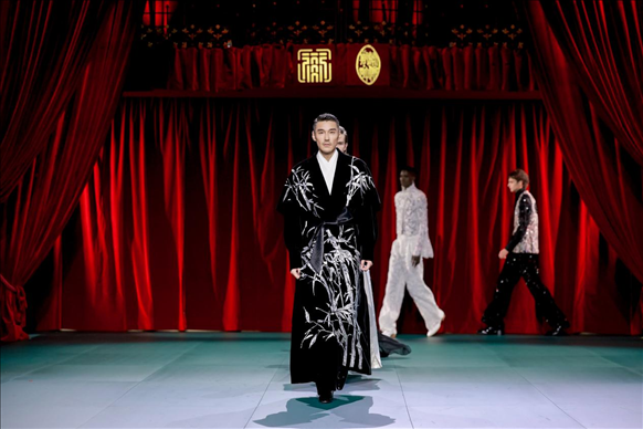 9月28日，模特在法國巴黎舉行的“2024巴黎·恭王府服飾秀”上展示服裝（主辦方供圖）