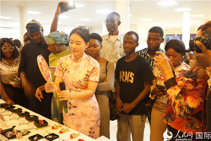 向尼日利亞觀眾介紹中國(guó)刺繡。人民網(wǎng)記者 姜宣攝