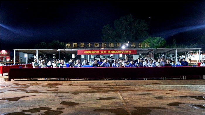 各國(guó)來(lái)賓齊聚中國(guó)維和營(yíng)地。馬騫攝