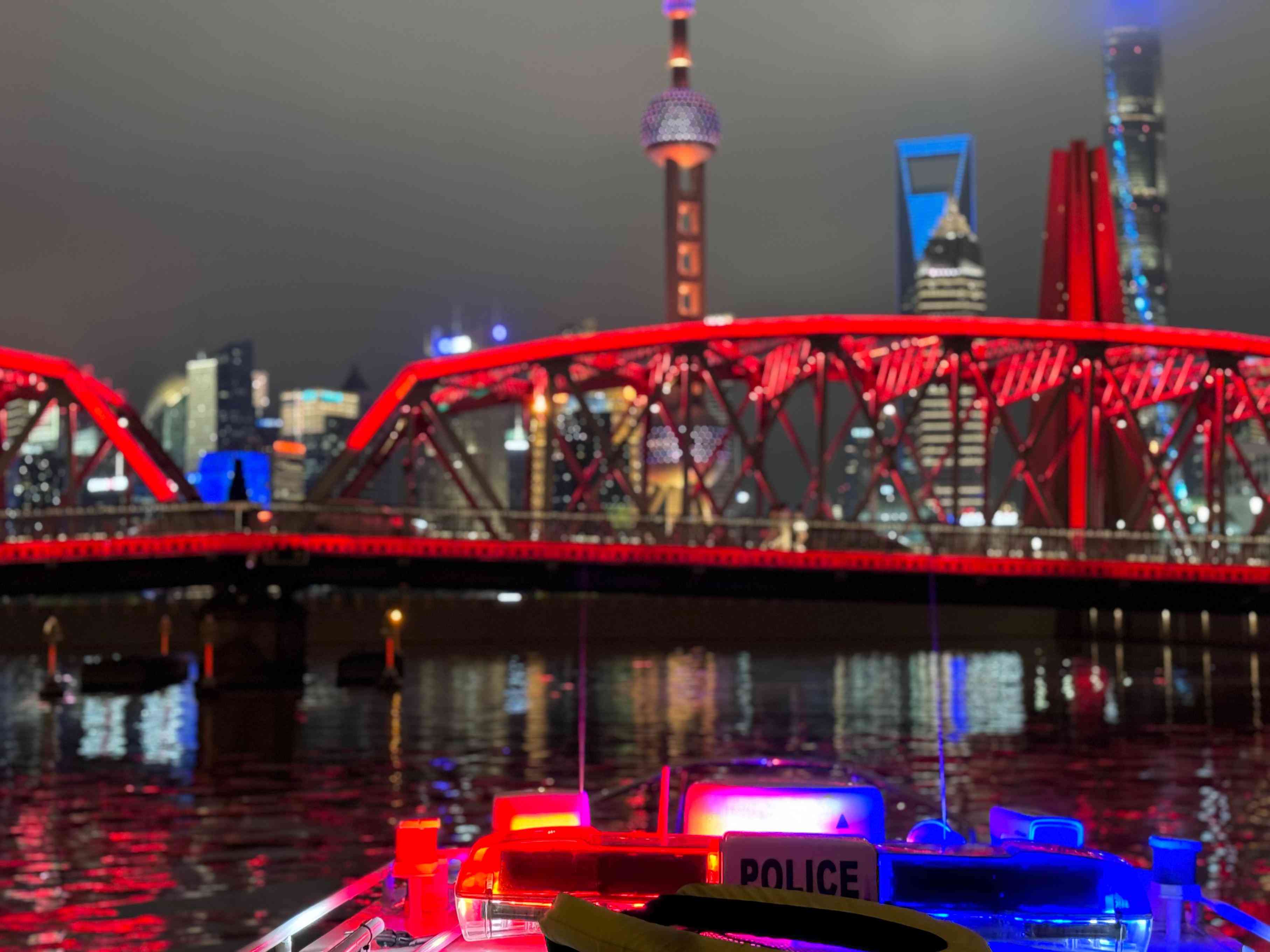 公安艇夜間巡邏。人民網(wǎng)記者 郝萍攝