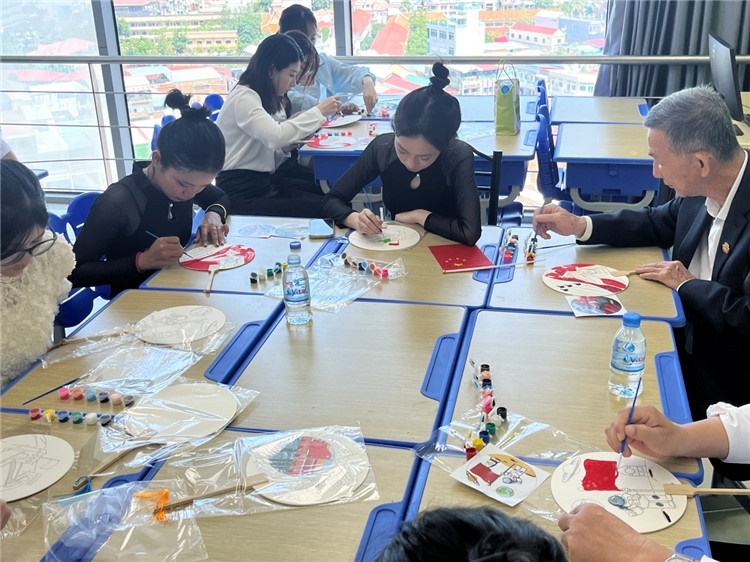 觀眾們在體驗畫扇。Sem Sophea攝