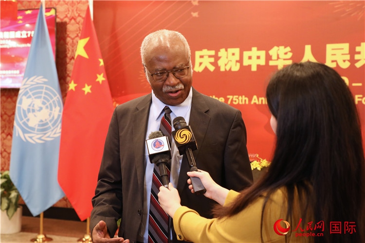 聯(lián)大主席菲勒蒙在招待會現(xiàn)場接受媒體采訪，他向中國政府和人民致以節(jié)日祝賀，表示中國的發(fā)展成就令人驚嘆。人民網(wǎng)記者 李志偉攝