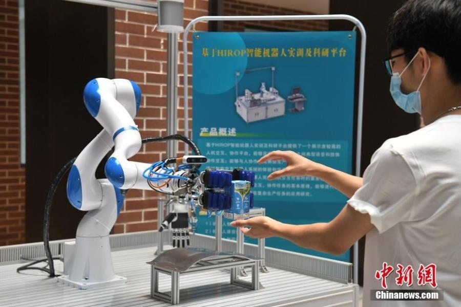  資料圖：高校為學(xué)生打造先進(jìn)科研平臺。中新社記者 陳楚紅 攝