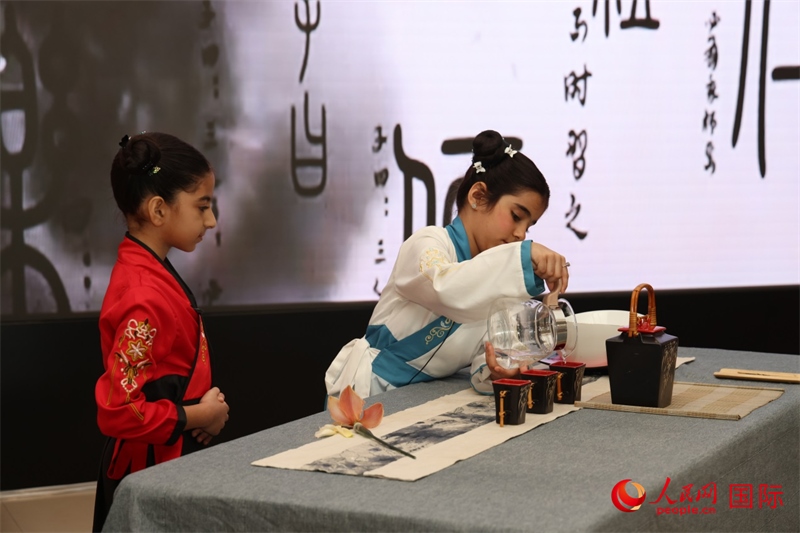 富查伊拉當(dāng)?shù)貙W(xué)校學(xué)生表演茶藝。人民網(wǎng)記者任皓宇攝