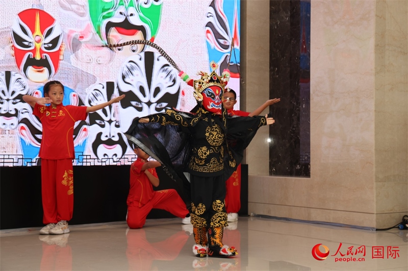 迪拜中國(guó)學(xué)校學(xué)生表演變臉。人民網(wǎng)記者任皓宇攝