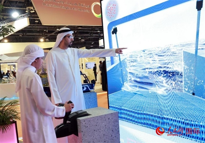 一名兒童在模擬操作船舶，撿拾海洋垃圾。人民網(wǎng)記者管克江攝