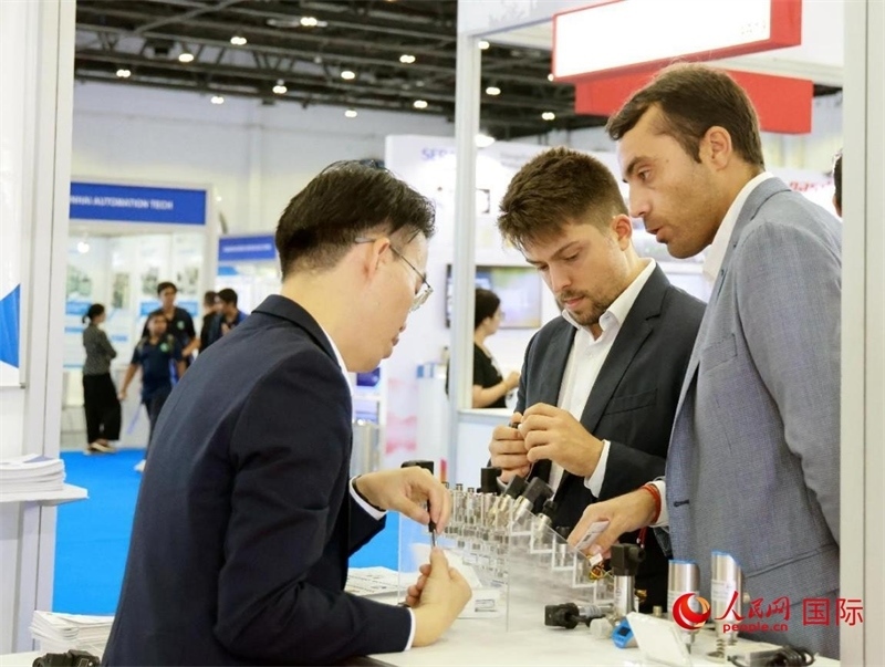 中外展商交流。人民網(wǎng)記者管克江攝