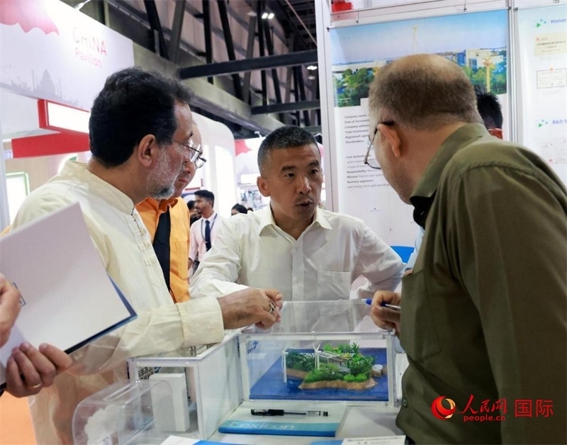 中企推出的綠色能源海水淡化系統(tǒng)吸引了參展商關(guān)注。人民網(wǎng)記者管克江攝