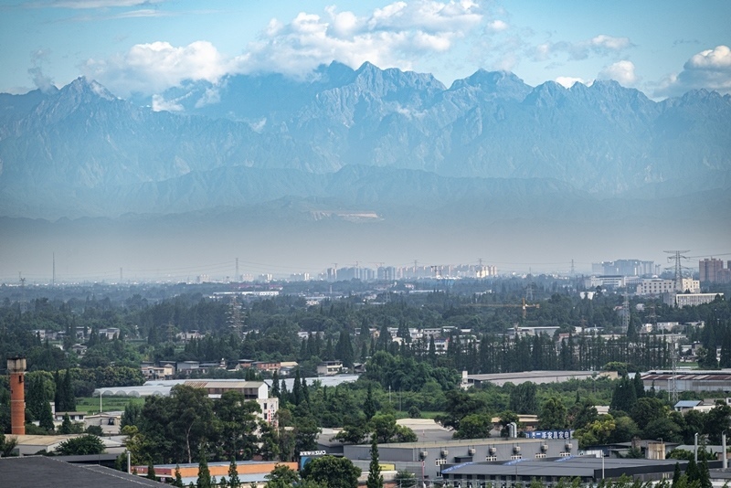 2024年7月1日，成都天氣晴好，遠(yuǎn)處雪山清晰可見(jiàn)。