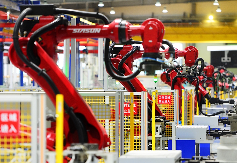 2019年11月22日，沈陽，一家數(shù)字化智能工廠內(nèi)，名為SR210的機器人正在自主地抓取各種零部件，快速組裝稍小的工業(yè)機器人。