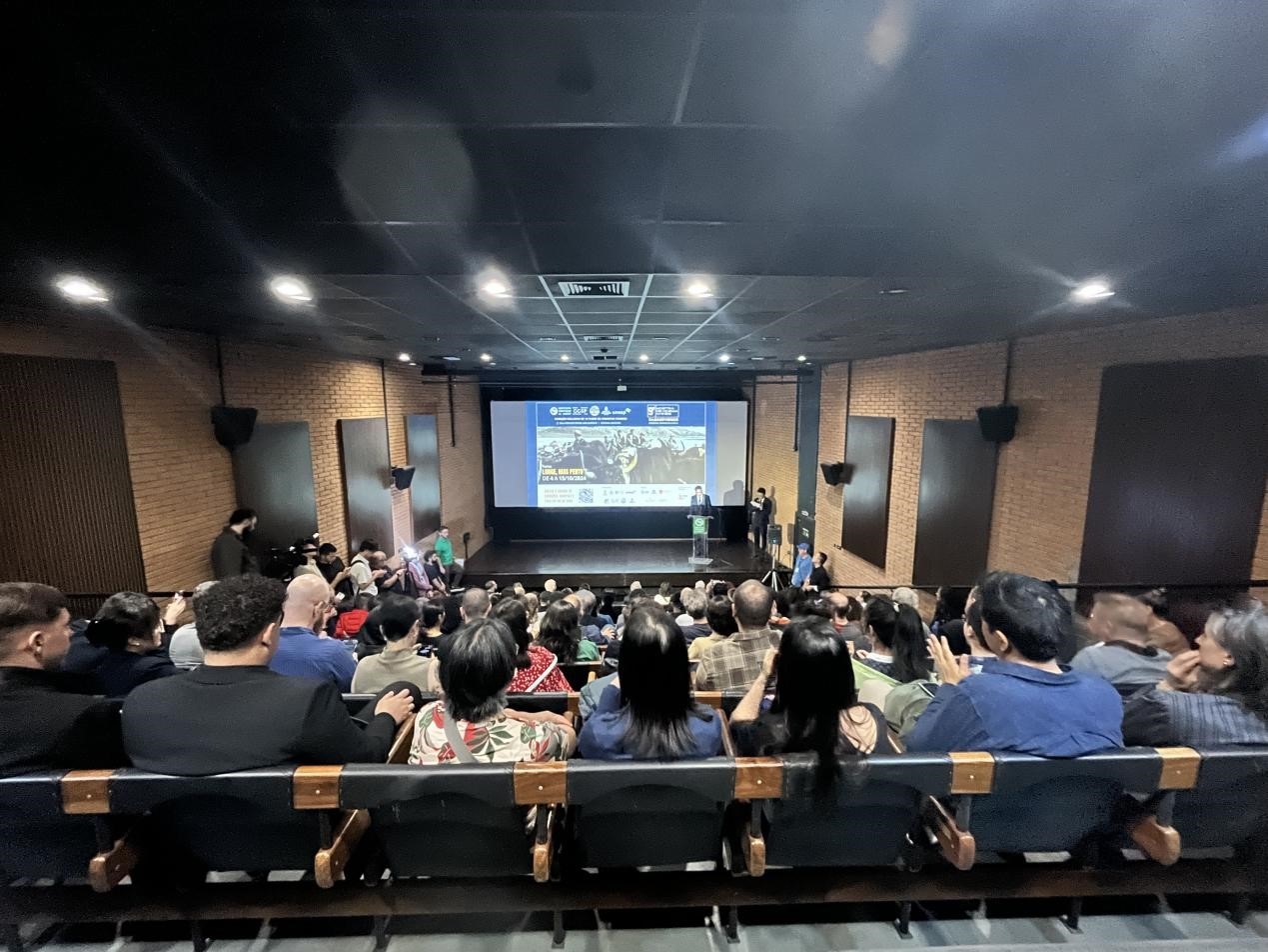 當?shù)貢r間10月3日晚，由巴西圣保羅州立大學孔子學院舉辦的第九屆圣保羅中國電影展在圣保羅文化中心拉開帷幕。巴西圣保羅州立大學孔子學院供圖