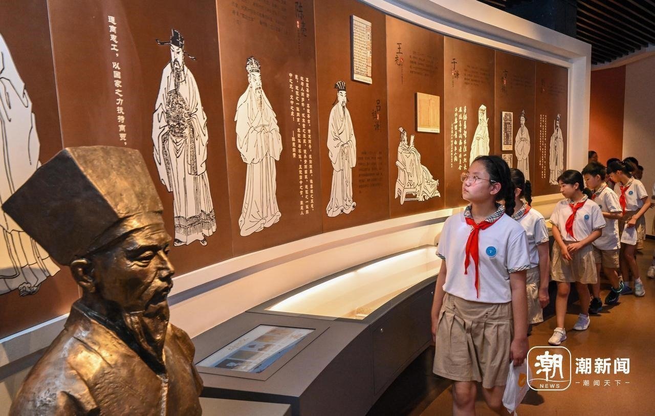 來自杭州市政苑小學(xué)的學(xué)生走進浙江省檔案館“大寫浙江人”展廳，近距離“觸摸”歷史、走進榜樣、聆聽故事，激發(fā)愛黨愛國愛家熱情。記者 董旭明 攝