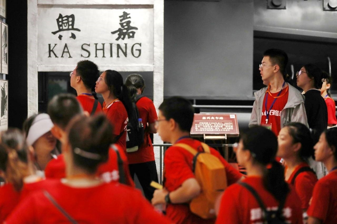 青少年參觀嘉興市南湖革命紀(jì)念館。拍友 金鵬 攝