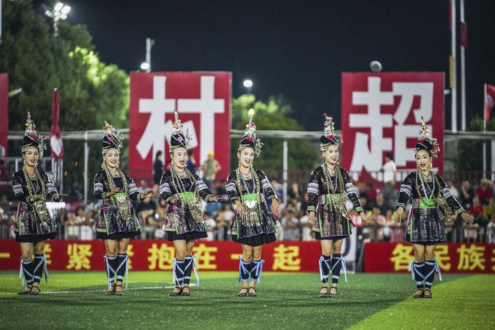2024年9月28日，榕江縣侗族大歌隊(duì)的演員們?cè)凇按宄弊闱驁?chǎng)上表演。當(dāng)日，“發(fā)現(xiàn)中國(guó)之美·相約貴州村超”國(guó)際友誼賽在貴州省黔東南苗族侗族自治州榕江縣的“村超”足球場(chǎng)舉行。新華社記者 陶亮 攝