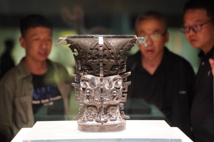 2024年5月9日，游客在陜西寶雞青銅器博物院內(nèi)參觀西周文物何尊。新華社記者 邵瑞 攝