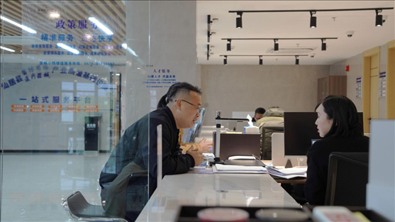 浙江省臺(tái)州市辦事群眾在政務(wù)服務(wù)中心咨詢業(yè)務(wù)辦理相關(guān)問題。圖片來源：人民網(wǎng)浙江頻道