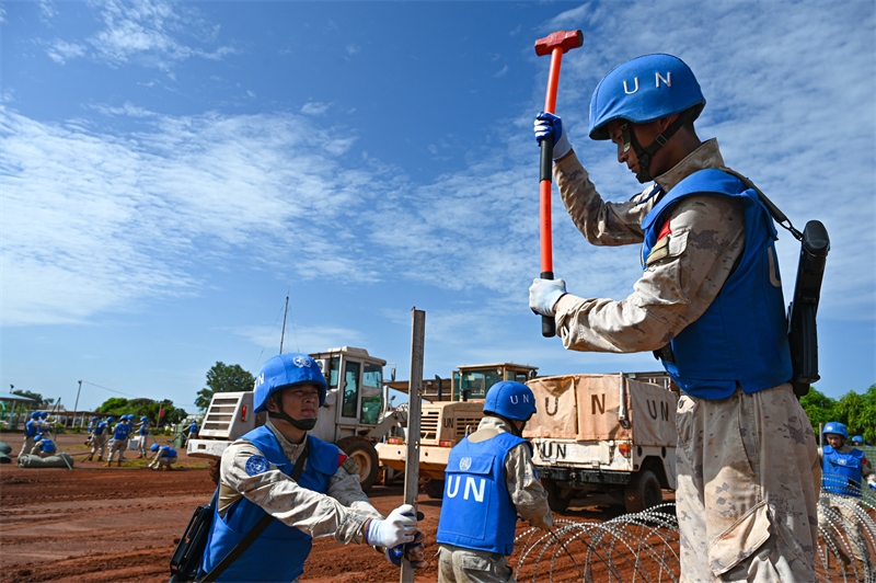 圖3-進(jìn)行臨時(shí)宿營(yíng)地構(gòu)筑(孫千攝)
