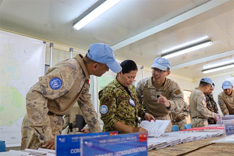 圖4-核查組對(duì)工兵分隊(duì)做出高度評(píng)價(jià)(馬騫攝)