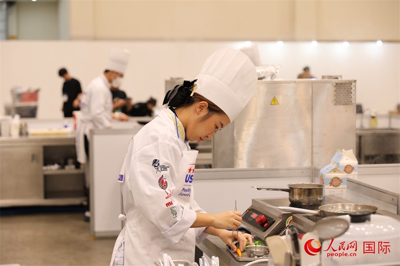 當(dāng)?shù)貢r(shí)間10月5日，廚師在第21屆釜山國(guó)際美食博覽會(huì)上展示廚藝。人民網(wǎng)記者 莽九晨攝