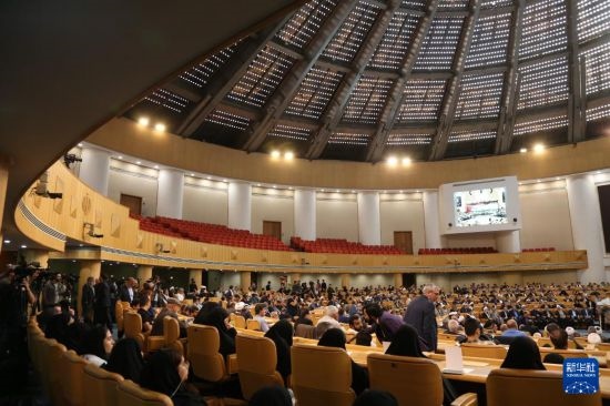 這是10月7日在伊朗首都德黑蘭拍攝的第七屆聲援巴勒斯坦兒童和青少年國際會議現(xiàn)場。新華社記者 沙達提 攝