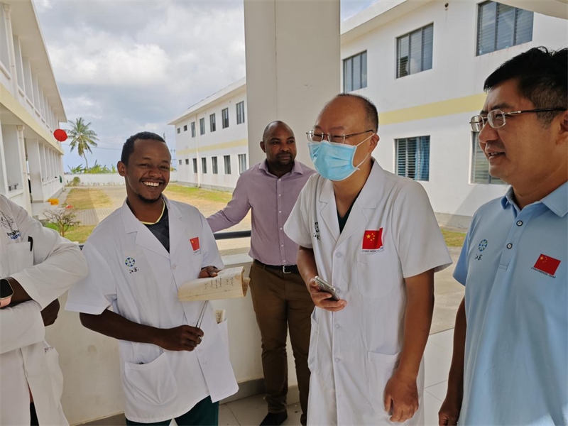 中桑醫(yī)護(hù)人員合作愉快。中國(guó)援桑醫(yī)療隊(duì) 供圖