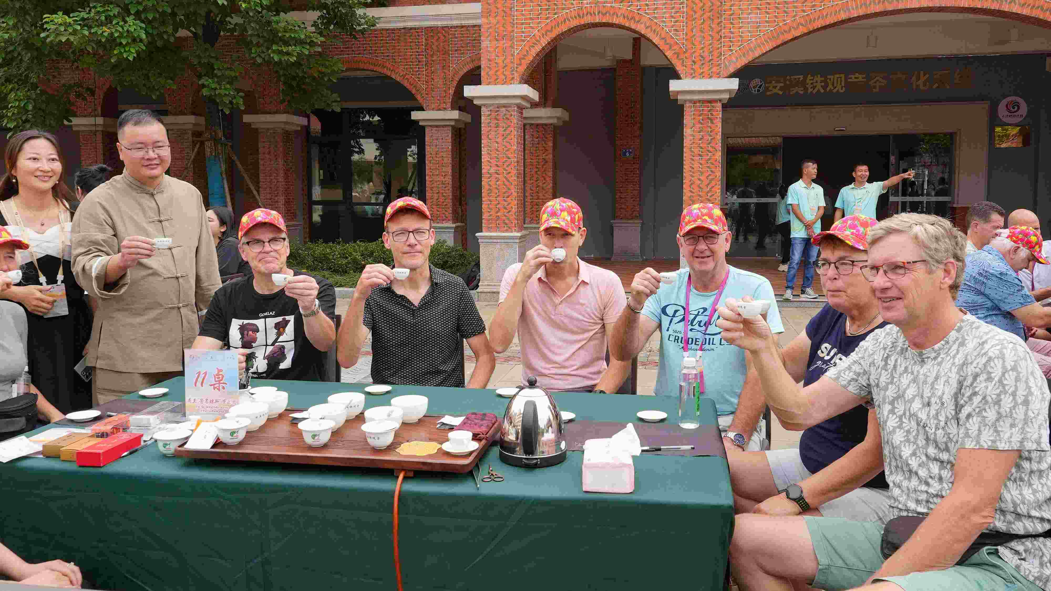 2023年10月4日，福建泉州，外國人品中國茶。