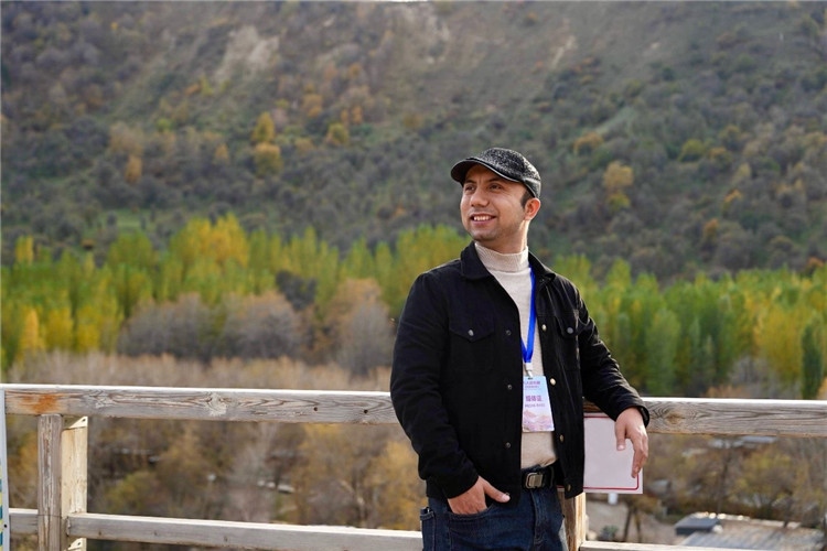 阿布德吾力參加“萬人說新疆”優(yōu)秀作者媒體行活動留影。受訪者供圖