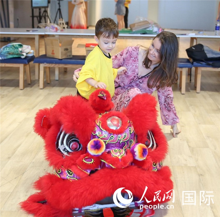 一名兒童在感受舞獅。人民網(wǎng)中東中心分社塔里克·易卜拉欣攝