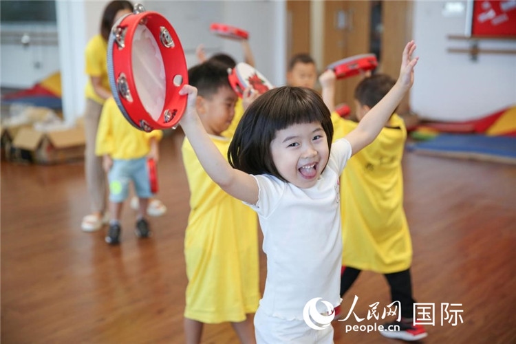 一名華裔兒童在參加音樂課程。人民網(wǎng)中東中心分社塔里克·易卜拉欣攝