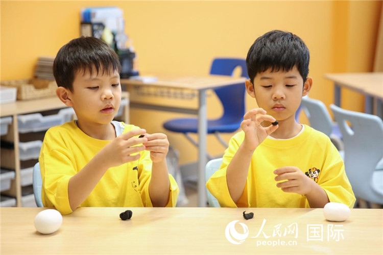 做手工。人民網(wǎng)中東中心分社塔里克·易卜拉欣攝