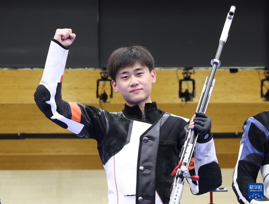 8月1日，在法國沙托魯舉行的巴黎奧運會射擊男子50米步槍三姿決賽中，中國選手劉宇坤奪得冠軍。圖為劉宇坤在奪冠后慶祝。新華社記者 張帆 攝