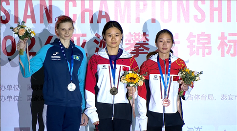 女子速度項(xiàng)目蒙世雪（中）奪冠，周婭菲（右）獲季軍。主辦方供圖