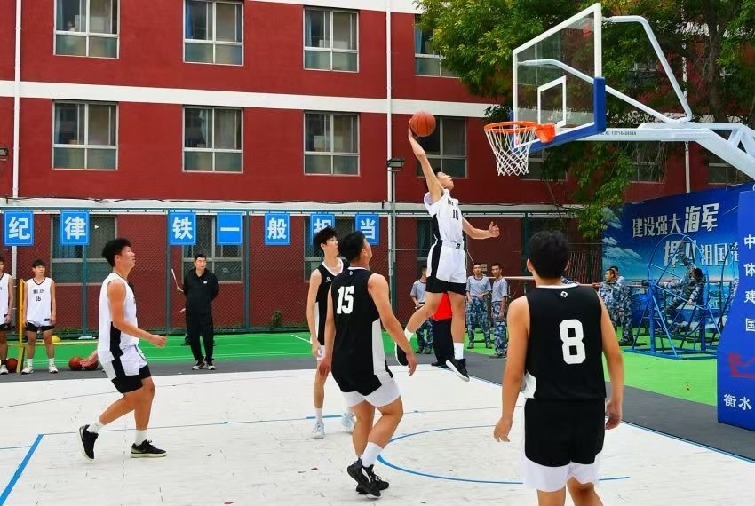 全天候室外運動木地板籃球場上精彩激烈的籃球賽。 主辦方供圖