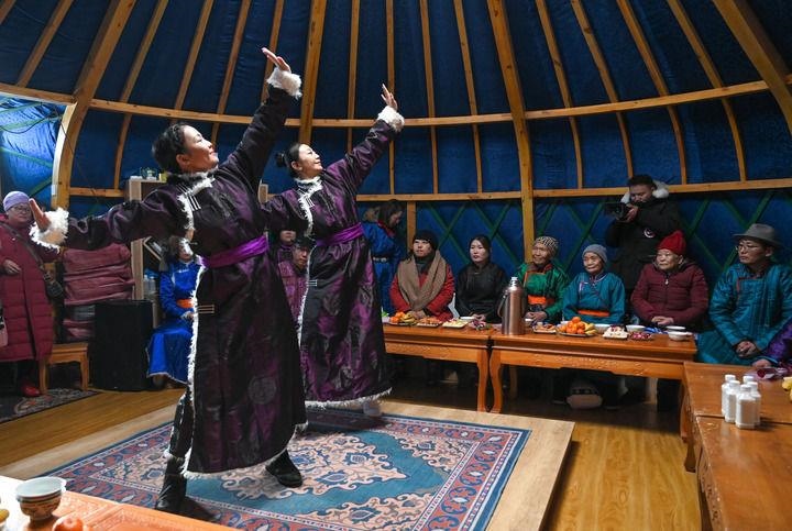 2023年12月21日，烏蘭牧騎隊(duì)員在內(nèi)蒙古阿其圖烏拉蘇木進(jìn)行舞蹈表演。