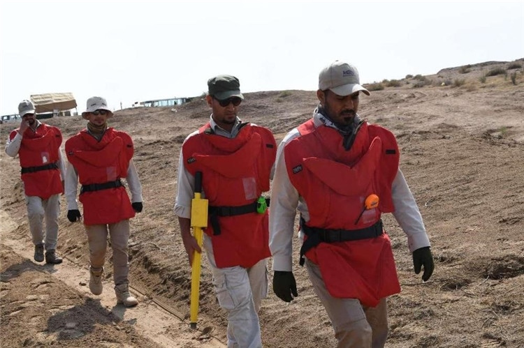 工作人員前往排雷。中國海油供圖